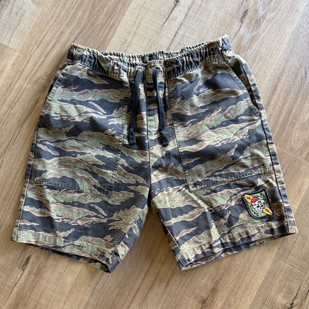 Dark Seas Division Mens Tiger Stripe Camo Shorts Medium Green Cotton Skull Patch
